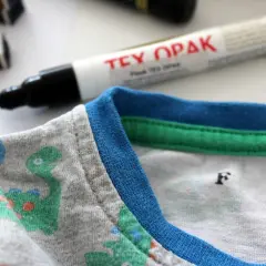 Marker do tkanin i koszulka z dinozaurami. Idealne rozwiązanie, jak podpisać ubrania do przedszkola, by się nie zgubiły.