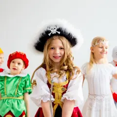 Dzieci w strojach: król, elf, pirat, bałwanek. Jak przebrać dziecko za króla? Wystarczy korona i królewski płaszcz.