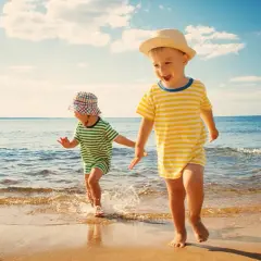 Jak ubrać dziecko na plażę i skutecznie chronić przed słońcem: 8 zasad