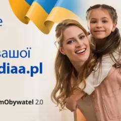 Jak dodać dziecko do mObywatel? Na ekranie telefonu widać cyfrowy dokument dziecka. Uśmiechnięta mama z córką na plecach.