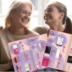 Uśmiechnięte kobiety przeglądają katalog z kosmetykami. To idealny prezent dla noworodka i mamy, pełen pielęgnacyjnych inspiracji.