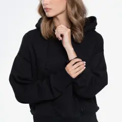 Czarna bluza damska: stylizacje, które zachwycą każdego