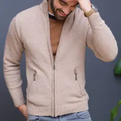 Kardigan męski: 7 stylizacji na każdą okazję - poradnik