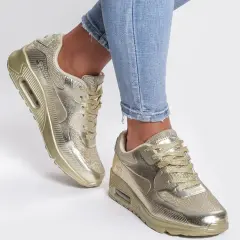 Złote buty sportowe: 10 stylizacji, które Cię zaskoczą