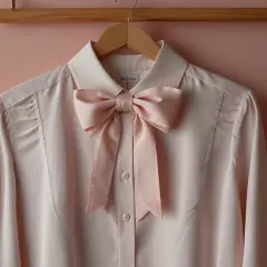 Czy bluzka z kokardką to must have w kobiecej szafie?
