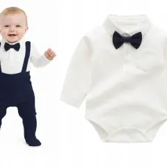 Uśmiechnięty chłopiec w eleganckim body z kołnierzykiem i granatowymi szelkami. Obok pokazano samo body.