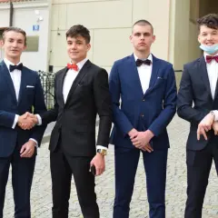 Elegancko ubrani chłopcy w garniturach i muszkach, gotowi na bierzmowanie. Inspiracja, jak ubrać chłopca na bierzmowanie.