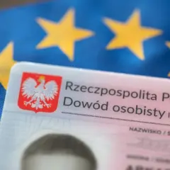 Polski dowód osobisty na tle flagi Unii Europejskiej.