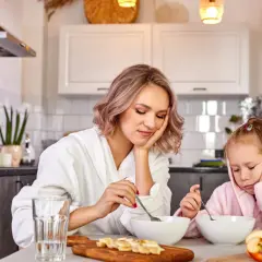 Mama i dziecko zrezygnowane przy śniadaniu. Jak zwiększyć apetyt u dziecka? Może kolorowe owoce i zabawa?