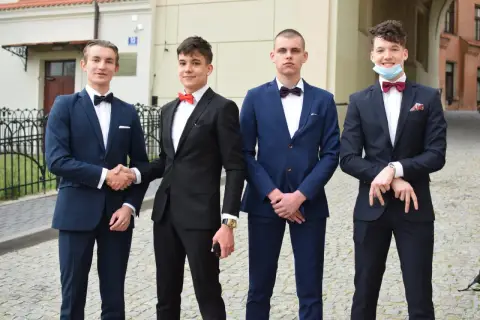 Elegancko ubrani chłopcy w garniturach i muszkach, gotowi na bierzmowanie. Inspiracja, jak ubrać chłopca na bierzmowanie.