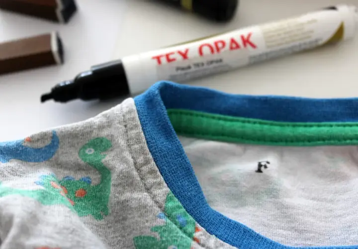 Marker do tkanin i koszulka z dinozaurami. Idealne rozwiązanie, jak podpisać ubrania do przedszkola, by się nie zgubiły.