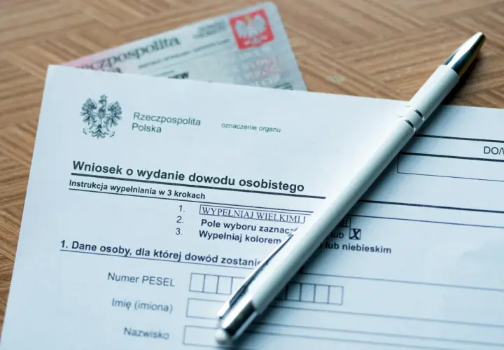 Wniosek o wydanie dowodu osobistego. Zastanawiasz się, ile trwa wyrobienie dowodu tymczasowego dla dziecka? Dokumenty i długopis czekają na wypełnienie.