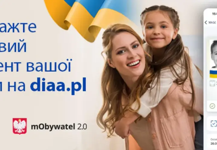 Jak dodać dziecko do mObywatel? Na ekranie telefonu widać cyfrowy dokument dziecka. Uśmiechnięta mama z córką na plecach.