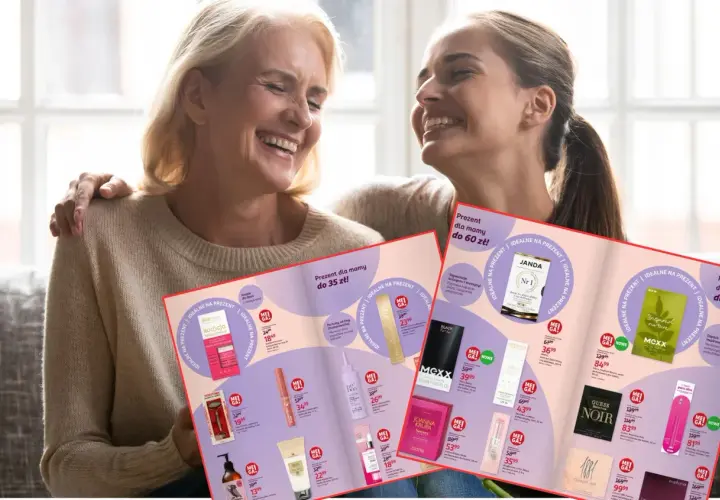 Uśmiechnięte kobiety przeglądają katalog z kosmetykami. To idealny prezent dla noworodka i mamy, pełen pielęgnacyjnych inspiracji.