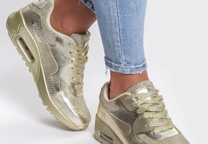 Złote buty sportowe: 10 stylizacji, które Cię zaskoczą
