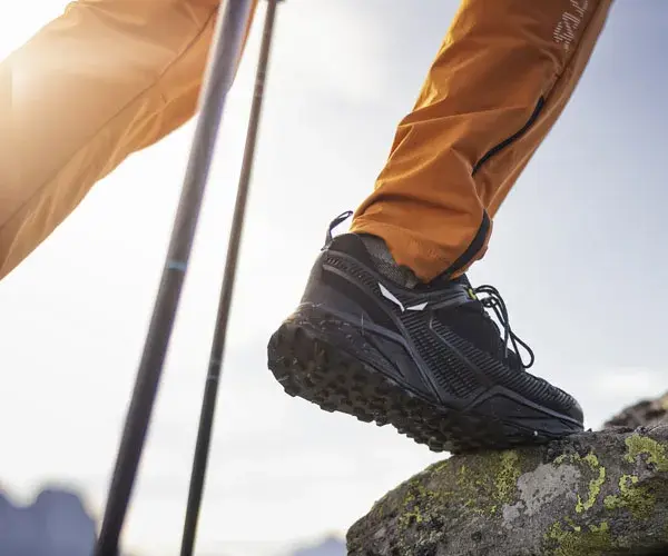 Czy buty trekkingowe powinny być większe? Jak uniknąć bólu i otarć na szlaku