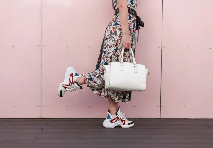 Buty, które wyglądają jak brudne – modny trend czy stylowy błąd? Porady i inspiracje