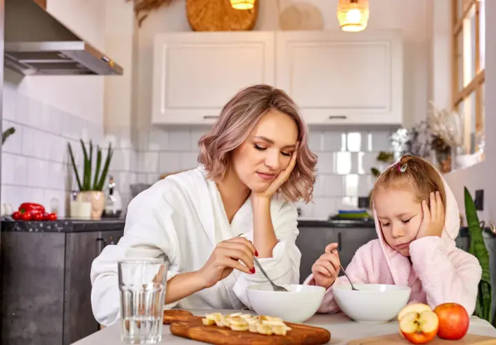 Mama i dziecko zrezygnowane przy śniadaniu. Jak zwiększyć apetyt u dziecka? Może kolorowe owoce i zabawa?