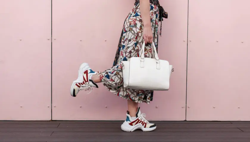 Buty, które wyglądają jak brudne – modny trend czy stylowy błąd? Porady i inspiracje