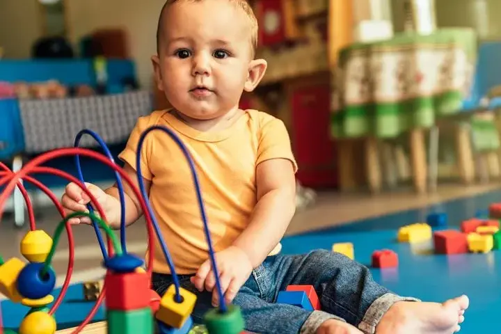 Jakie zabawki dla rocznego dziecka najlepiej wspierają rozwój maluszka