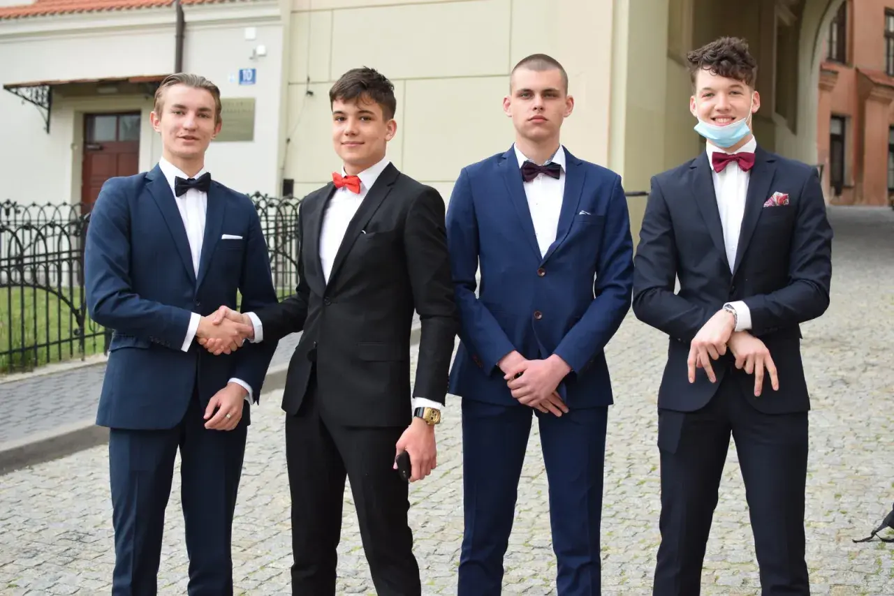 Elegancko ubrani chłopcy w garniturach i muszkach, gotowi na bierzmowanie. Inspiracja, jak ubrać chłopca na bierzmowanie.