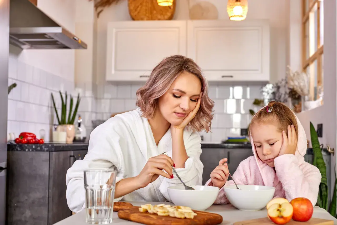 Mama i dziecko zrezygnowane przy śniadaniu. Jak zwiększyć apetyt u dziecka? Może kolorowe owoce i zabawa?