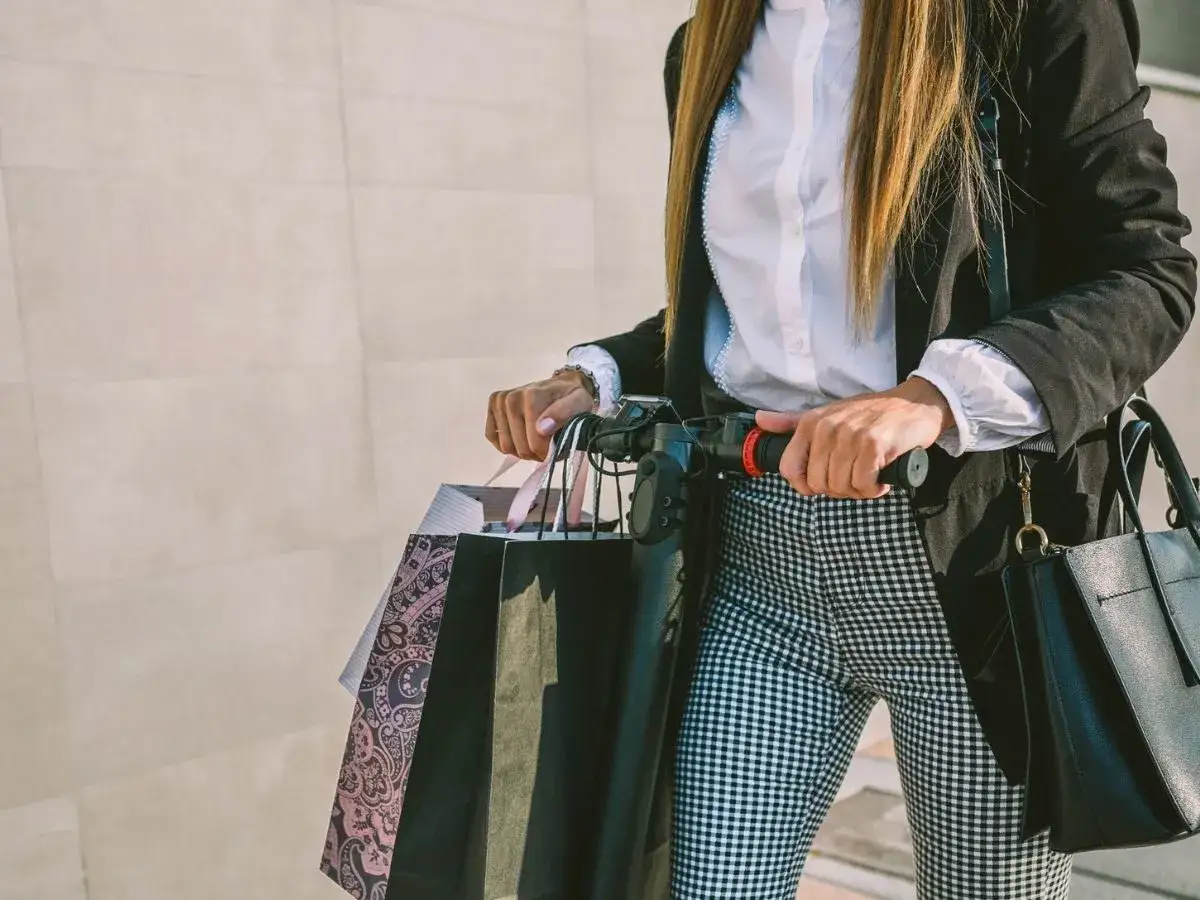 Zdjęcie Stylizacje spodni w kratę: modne zestawy, które zachwycą każdego
