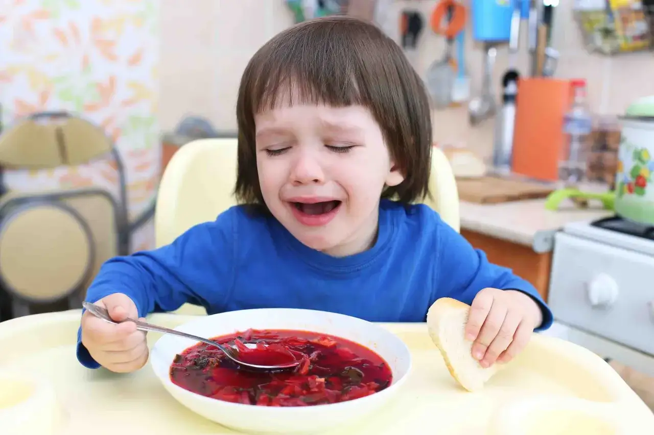 Płacz dziecka nad talerzem barszczu. Jak zwiększyć apetyt u dziecka, gdy nie chce jeść? Może kolorowa zupa lub zabawa jedzeniem pomoże?
