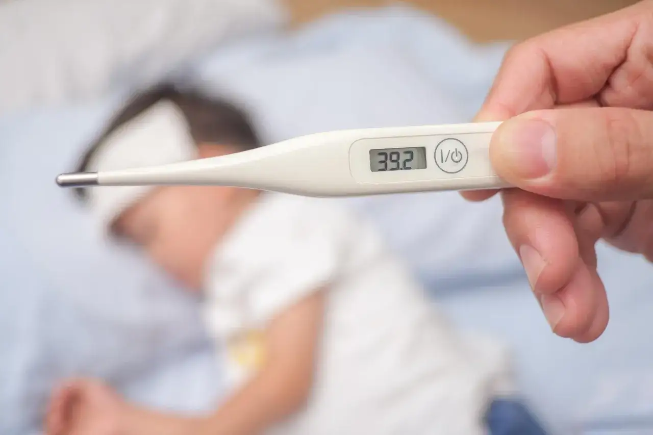 Termometr pokazuje 39.2°C. Dziecko śpi, czy to dobrze że dziecko śpi podczas gorączki?