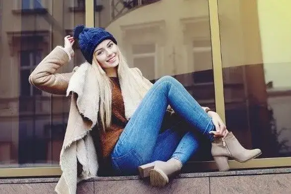 Zdjęcie Modne i ciepłe outfit na zimę – stylizacje na każdą okazję i pogodę