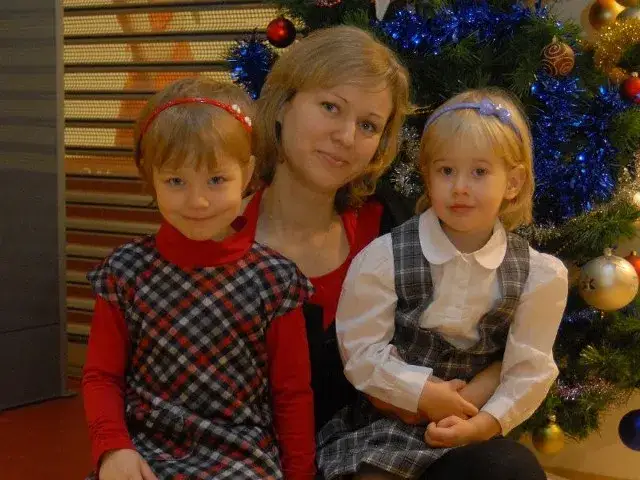 Zdjęcie Jak elegancko ubrać dziecko na choinkę szkolną: praktyczne wskazówki